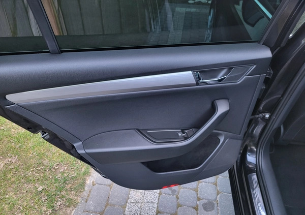 Skoda Superb cena 69900 przebieg: 132306, rok produkcji 2015 z Józefów małe 742